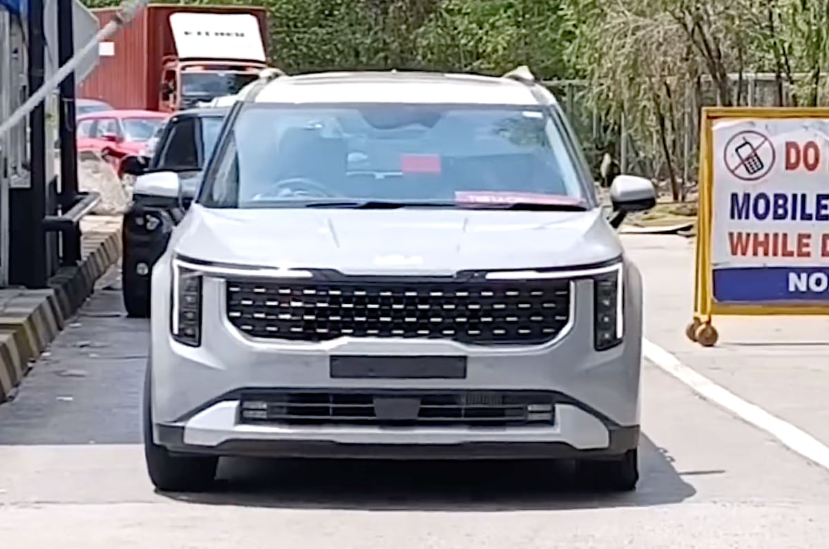 New Kia Carnival spied completely undisguised in India